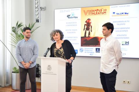 La rectora, durante la presentación, junto a Nicolás Pedreño e Ignacio Jáudenes.